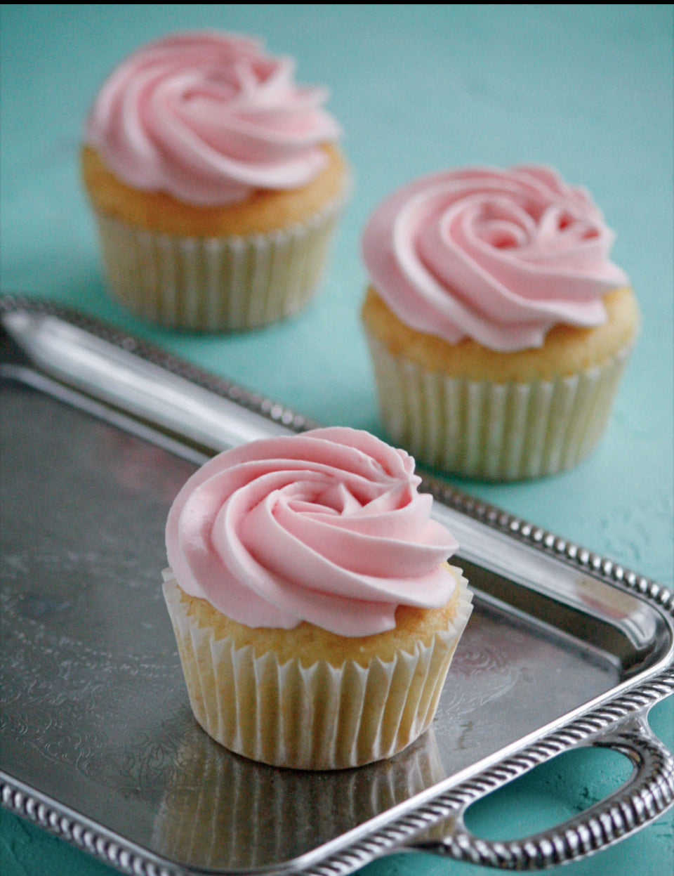 Vegan vanilla raspberries cupcakes