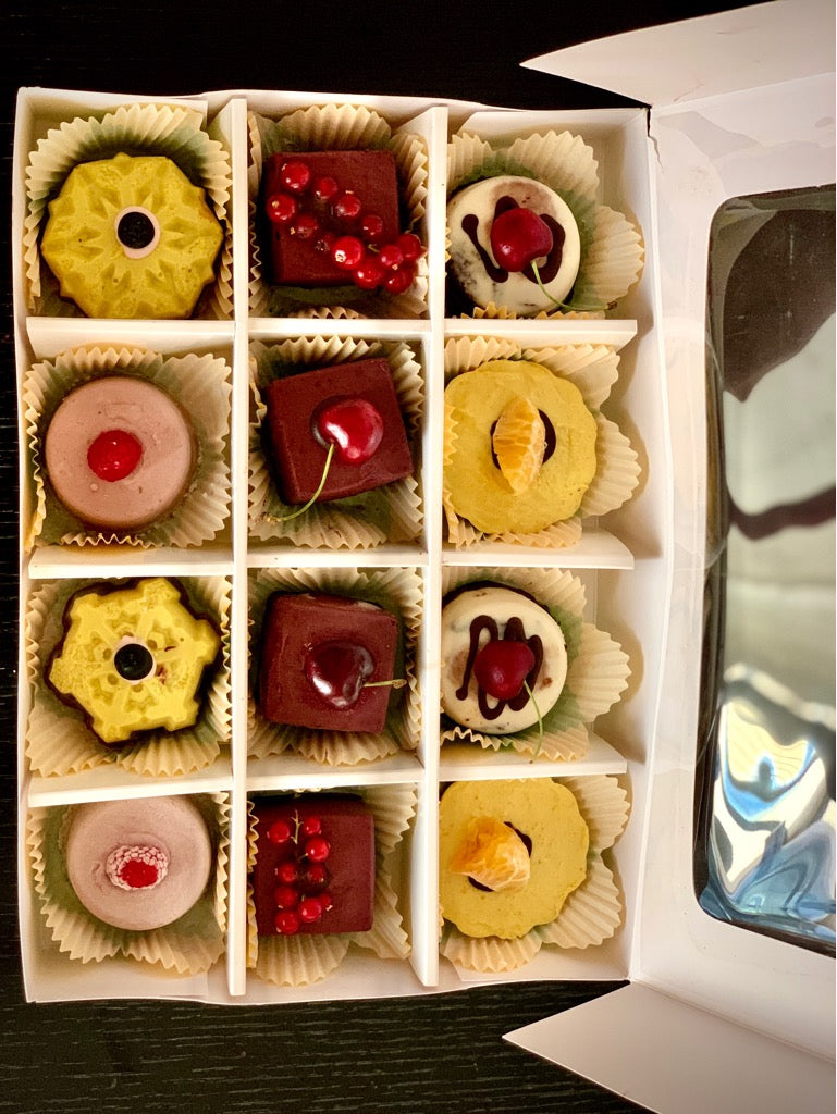 Set of vegan mini cheesecakes set