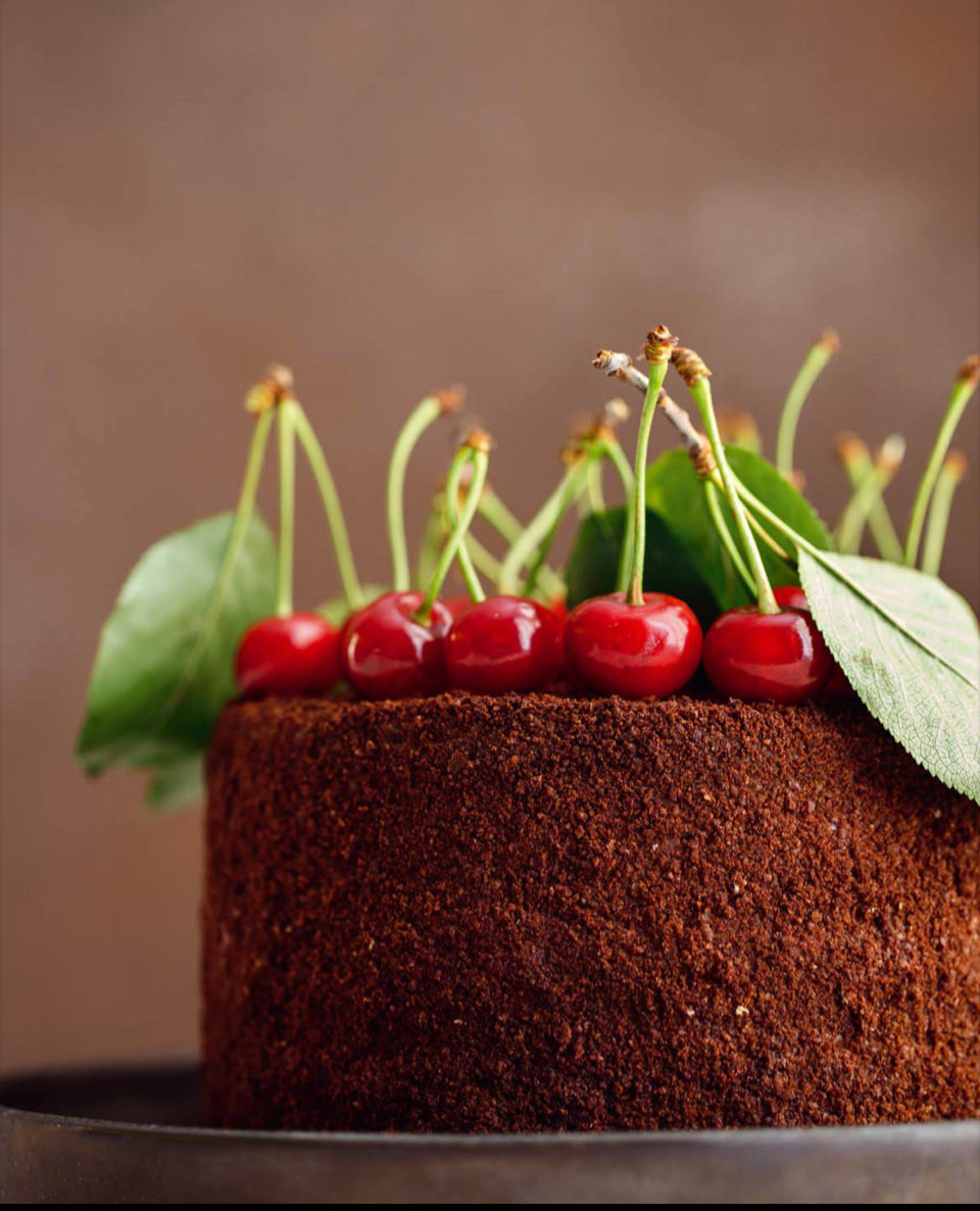 Низкокалорийный/высокобелковый шоколадно-медовый торт с вишней